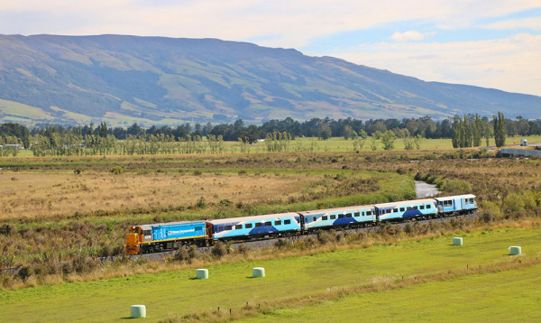 Mainlander train Waihola